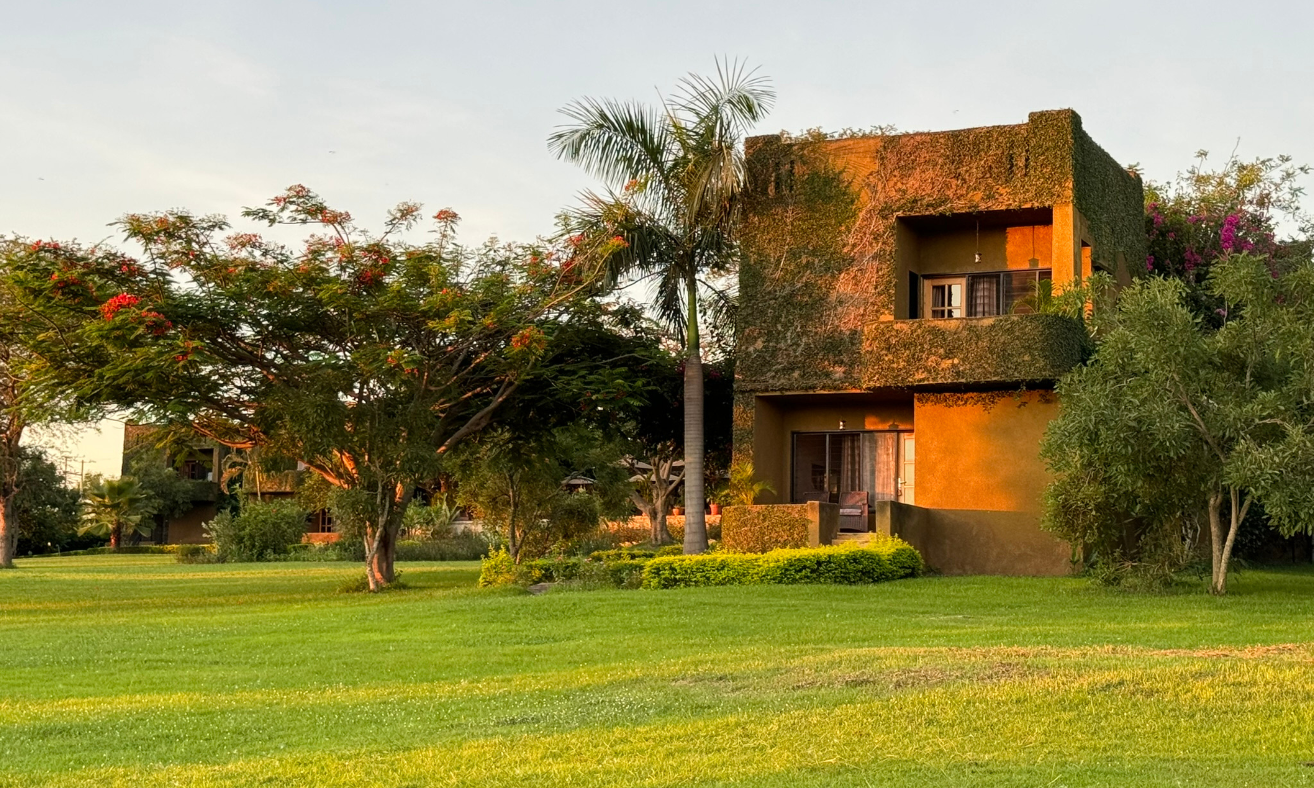 Amplio y cómodo alojamiento en Uganda ideal para grupos, mostrando áreas comunes, habitaciones y exteriores