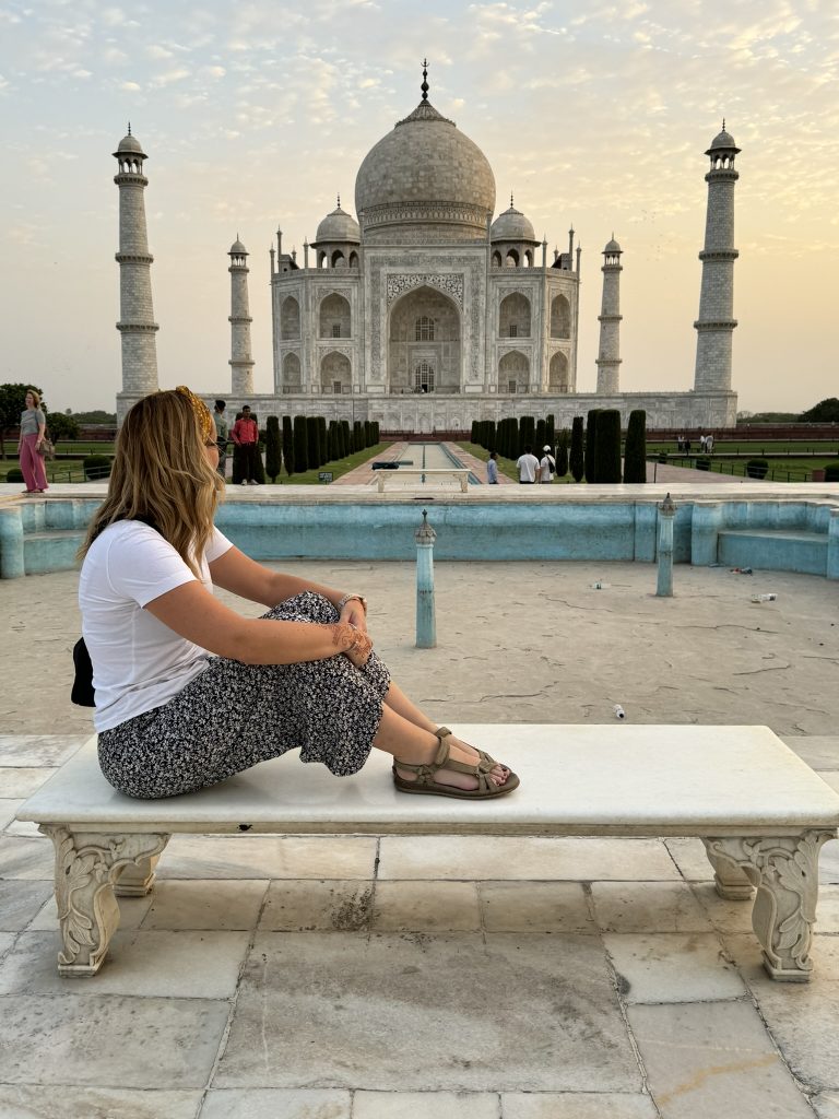 Impresionante vista del Taj Mahal en Agra, India, mostrando su magnífica arquitectura y jardines bien cuidados