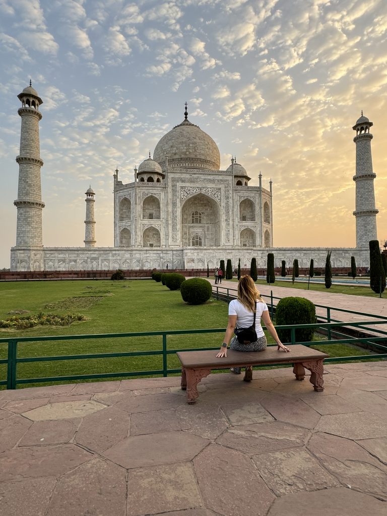 mpresionante vista del Taj Mahal en Agra, India, mostrando su magnífica arquitectura y jardines bien cuidados