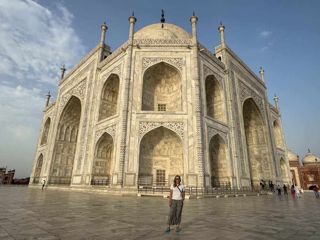 Impresionante vista del Taj Mahal en Agra, India, mostrando su magnífica arquitectura y jardines bien cuidados