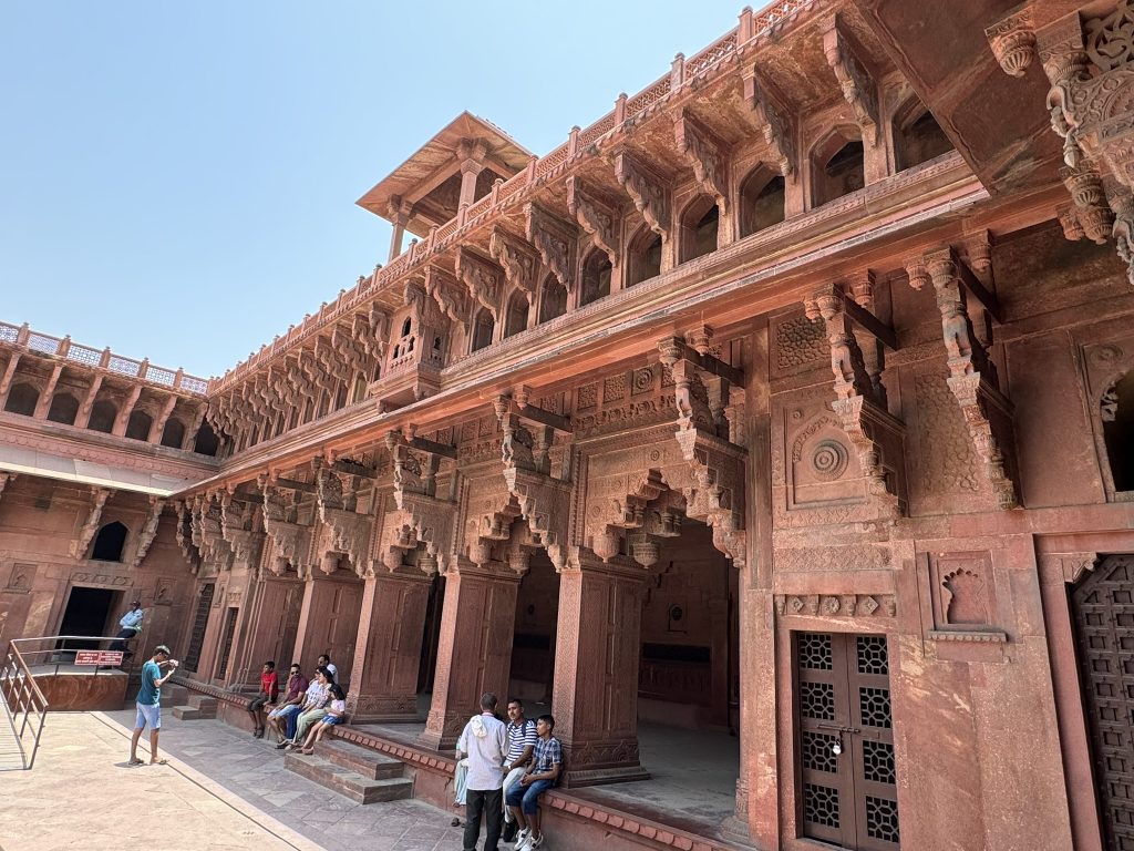 Vista del Fuerte de Agra en India, destacando sus robustas murallas de piedra roja y detalles arquitectónicos mogoles