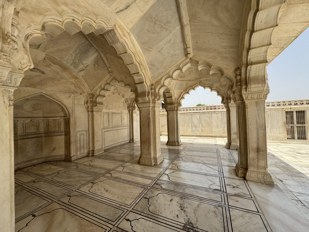 Vista del Fuerte de Agra en India, destacando sus robustas murallas de piedra roja y detalles arquitectónicos mogoles